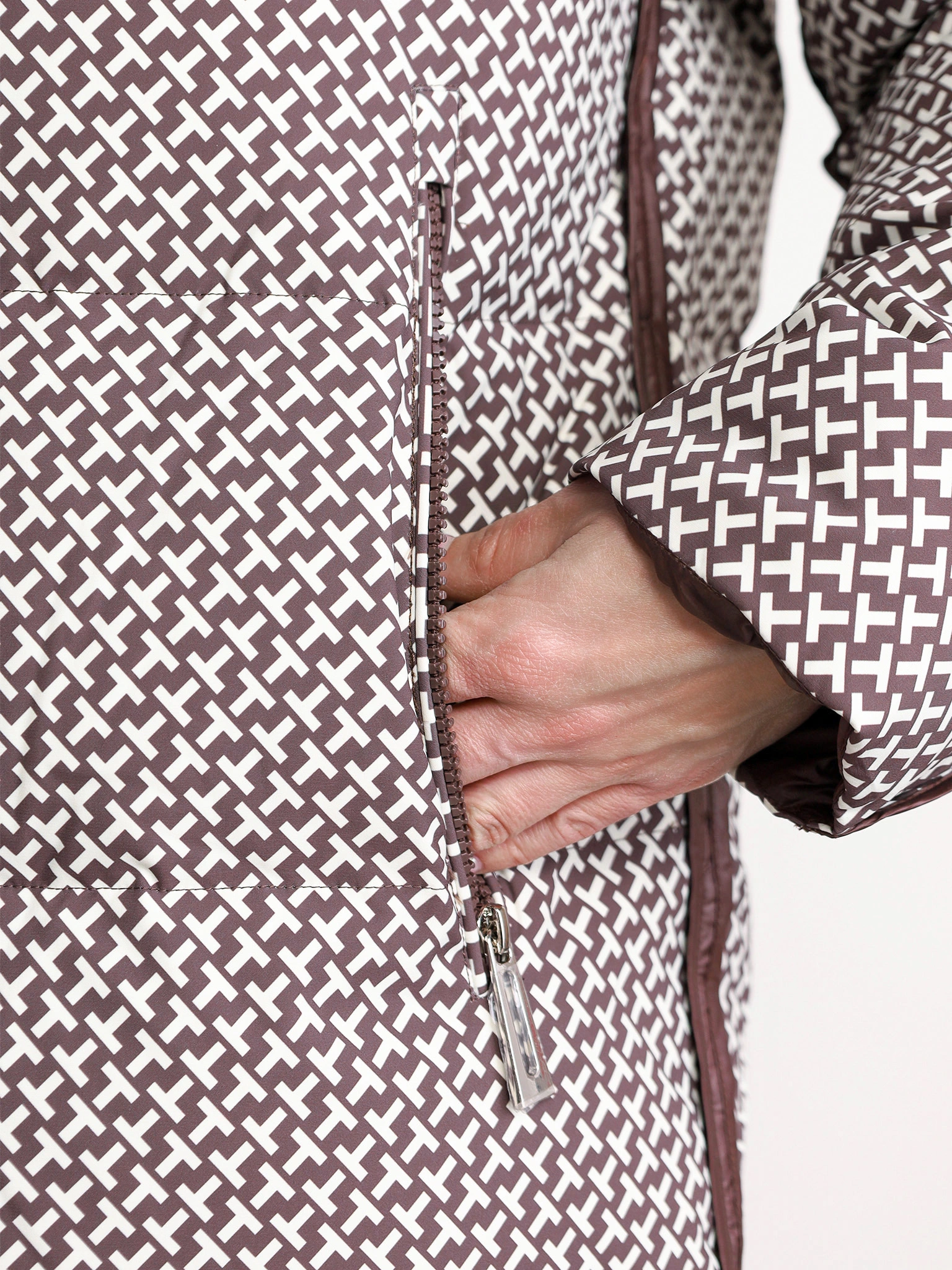 Пуховик коричневого цвета с капюшоном